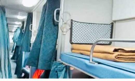 कॉकरोच के आतंक से मुजफ्फरपुर बेंगलुरु एक्सप्रेस के AC कोच के यात्री रहे परेशान 